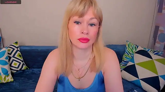 Snapshot of EllenMoore chatting on 8, 5, 2026 EllenMoore online show from 8, 5, 2026