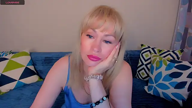 Snapshot of EllenMoore chatting on 25, 7, 2026 EllenMoore online show from 25, 7, 2026