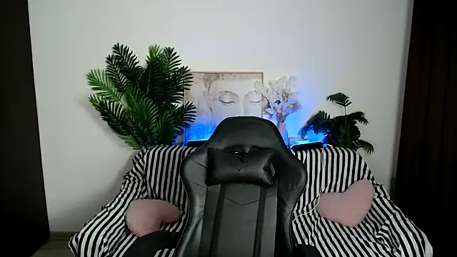 Snapshot of SEXY-GODDESabrina chatting on 4, 3, 2025 SEXY-GODDESabrina online show from 4, 3, 2025
