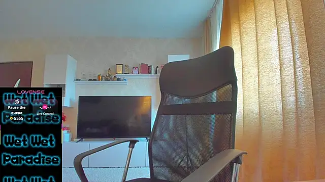 Snapshot of hot_evil_queen chatting on 6, 11, 2025 hot evil queen online show from 6, 11, 2025