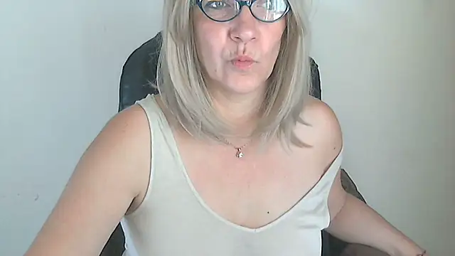 Snapshot of -K-- chatting on 28, 11, 2025 -K-- online show from 28, 11, 2025