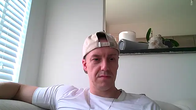 Snapshot of ploki2180 chatting on 9, 11, 2025 ploki2180 online show from 9, 11, 2025