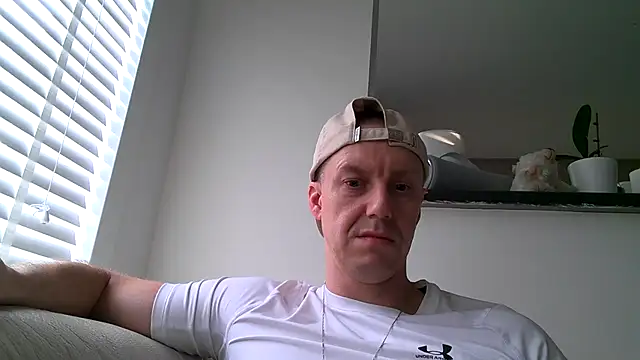 Snapshot of ploki2180 chatting on 28, 10, 2025 ploki2180 online show from 28, 10, 2025