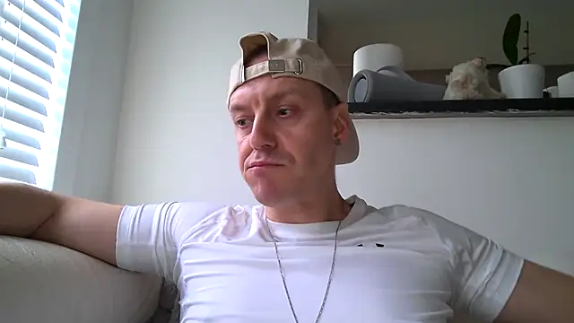 Snapshot of ploki2180 chatting on 2, 11, 2025 ploki2180 online show from 2, 11, 2025