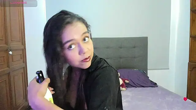 Snapshot of Andrea-Queen chatting on 4, 4, 2026 Andrea-Queen online show from 4, 4, 2026