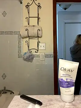 Snapshot of LittleMissEeve chatting on 22, 10, 2025 LittleMissEeve online show from 22, 10, 2025