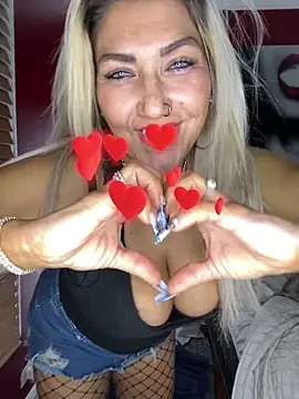 Snapshot of LittleMissEeve chatting on 16, 11, 2025 LittleMissEeve online show from 16, 11, 2025