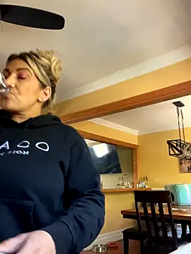 Snapshot of LittleMissEeve chatting on 30, 10, 2025 LittleMissEeve online show from 30, 10, 2025