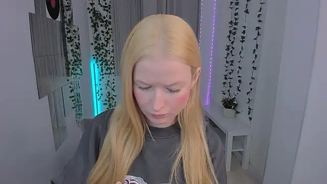 Laly Peach online show from 6, 2, 2026