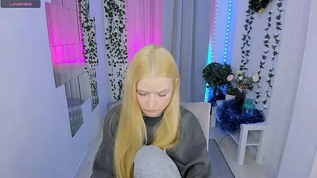 Laly Peach online show from 7, 1, 2026