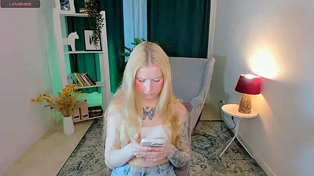 Snapshot of Laly_Peach chatting on 30, 4, 2026 Laly Peach online show from 30, 4, 2026