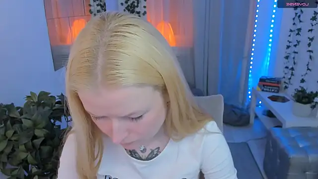 Snapshot of Laly_Peach chatting on 3, 6, 2026 Laly Peach online show from 3, 6, 2026