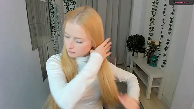 Laly Peach online show from 17, 12, 2025