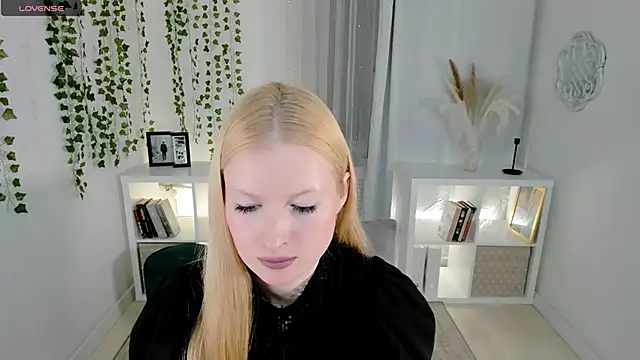 Laly Peach online show from 14, 11, 2025