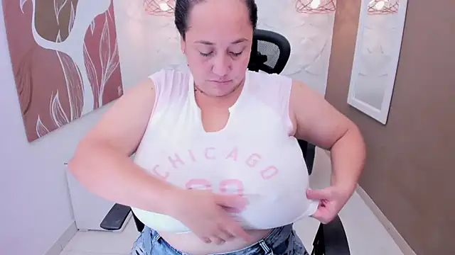 Snapshot of Sharon_tits chatting on 24, 5, 2026 Sharon tits online show from 24, 5, 2026