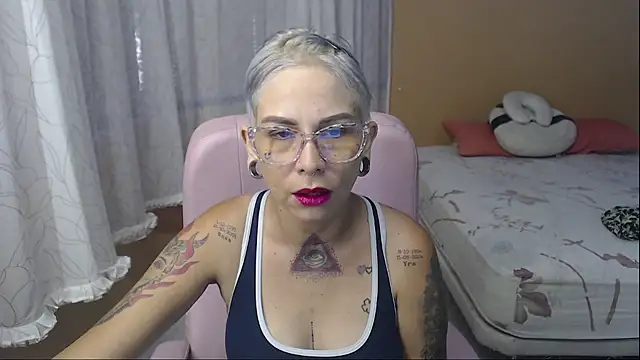 Snapshot of moon_cat85 chatting on 17, 6, 2026 moon cat85 online show from 17, 6, 2026