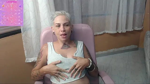 Snapshot of moon_cat85 chatting on 15, 6, 2026 moon cat85 online show from 15, 6, 2026