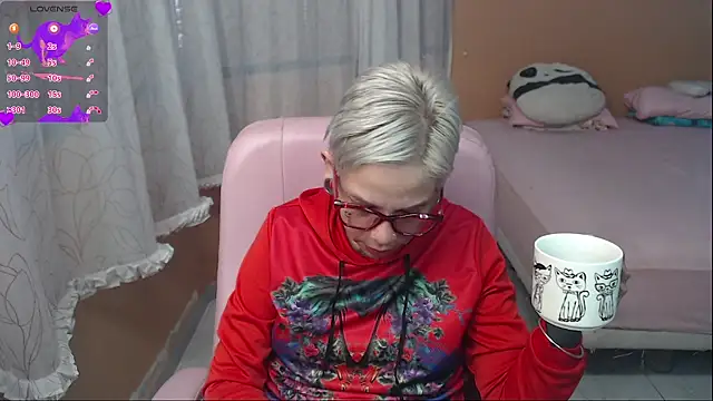 Snapshot of moon_cat85 chatting on 8, 7, 2026 moon cat85 online show from 8, 7, 2026