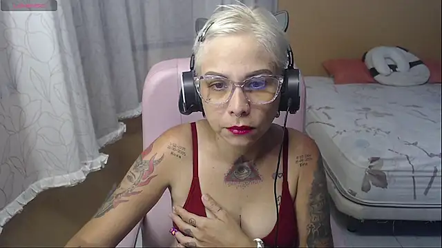 Snapshot of moon_cat85 chatting on 12, 6, 2026 moon cat85 online show from 12, 6, 2026
