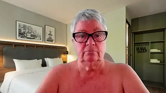 GrannyChrissy68 online show from 19, 4, 2026