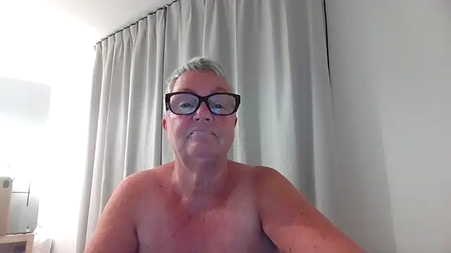 GrannyChrissy68 online show from 4, 11, 2025