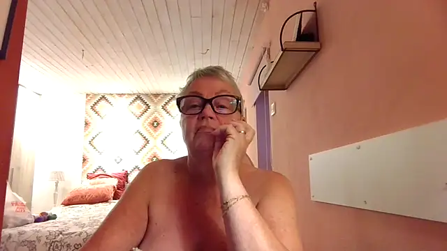 GrannyChrissy68 online show from 21, 11, 2025