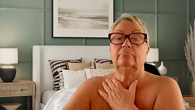 GrannyChrissy68 online show from 13, 3, 2026