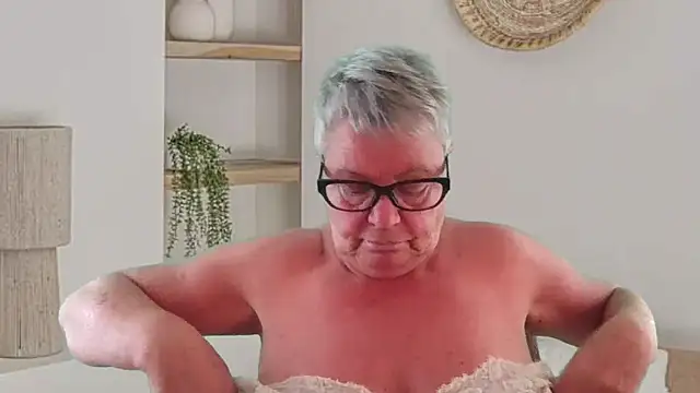 GrannyChrissy68 online show from 7, 5, 2026