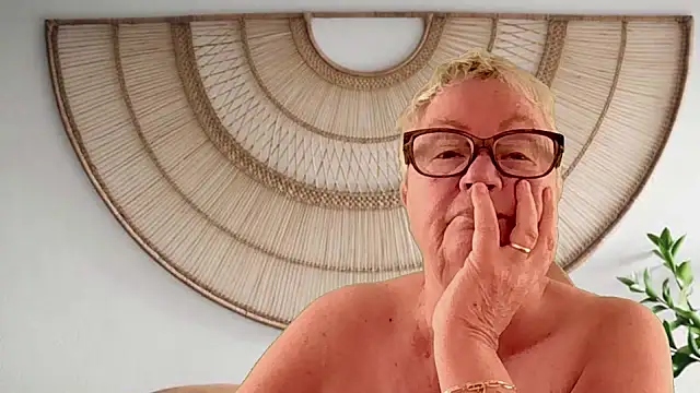 GrannyChrissy68 online show from 13, 4, 2026