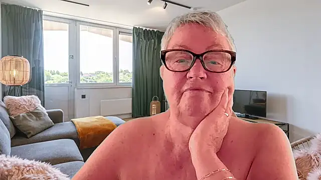 GrannyChrissy68 online show from 18, 4, 2026
