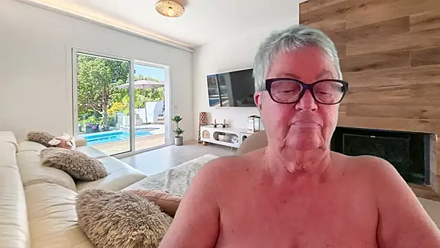 GrannyChrissy68 online show from 22, 4, 2026