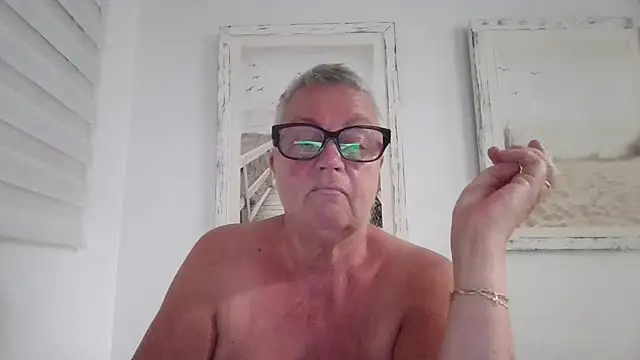 GrannyChrissy68 online show from 18, 10, 2025