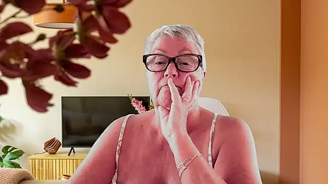 GrannyChrissy68 online show from 7, 2, 2026