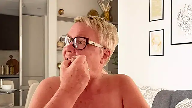 GrannyChrissy68 online show from 8, 4, 2026