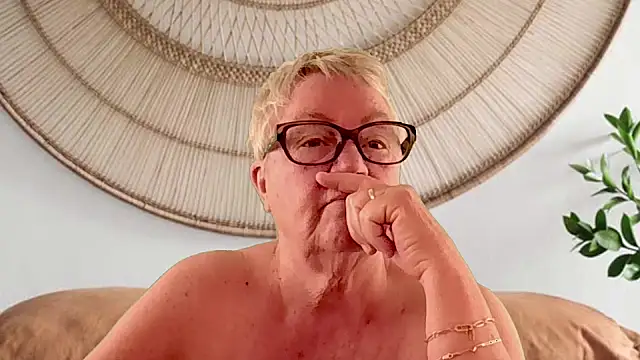 GrannyChrissy68 online show from 16, 4, 2026