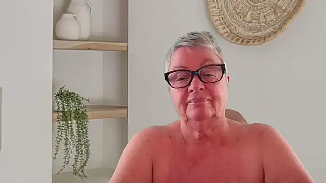 GrannyChrissy68 online show from 27, 5, 2026
