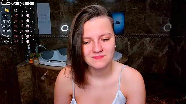 Snapshot of MelindaTin chatting on 25, 11, 2025 MelindaTin online show from 25, 11, 2025