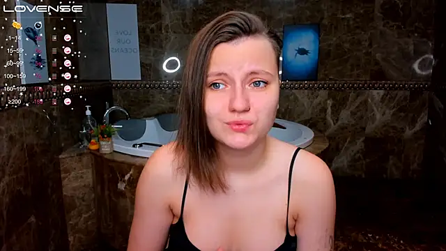 Snapshot of MelindaTin chatting on 22, 11, 2025 MelindaTin online show from 22, 11, 2025