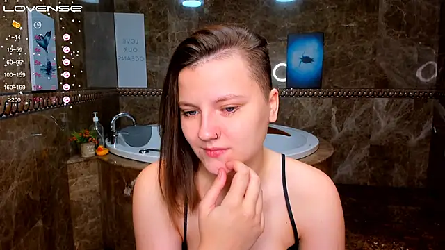 Snapshot of MelindaTin chatting on 2, 12, 2025 MelindaTin online show from 2, 12, 2025