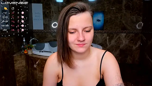 Snapshot of MelindaTin chatting on 16, 11, 2025 MelindaTin online show from 16, 11, 2025