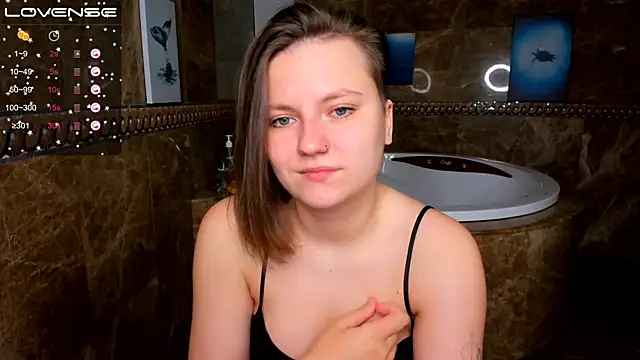 Snapshot of MelindaTin chatting on 8, 11, 2025 MelindaTin online show from 8, 11, 2025