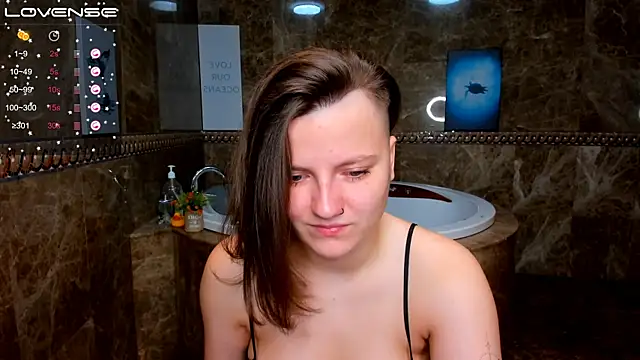 Snapshot of MelindaTin chatting on 12, 11, 2025 MelindaTin online show from 12, 11, 2025