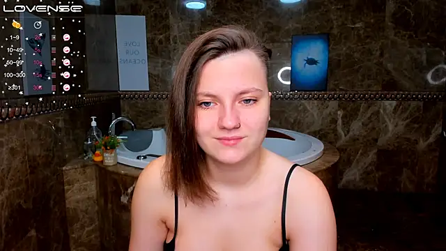 Snapshot of MelindaTin chatting on 15, 11, 2025 MelindaTin online show from 15, 11, 2025