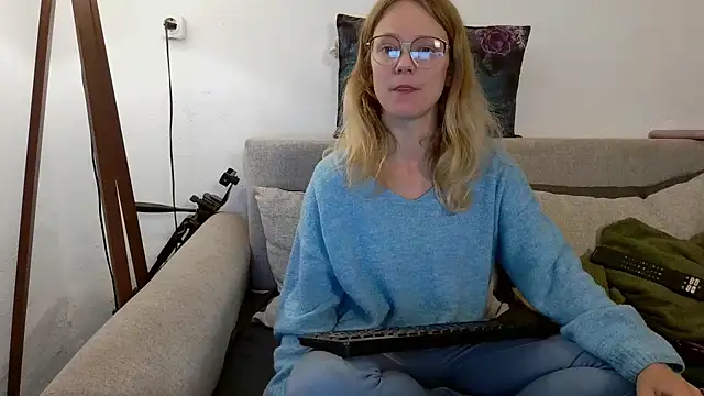 Snapshot of little-leni chatting on 26, 9, 2025 little-leni online show from 26, 9, 2025