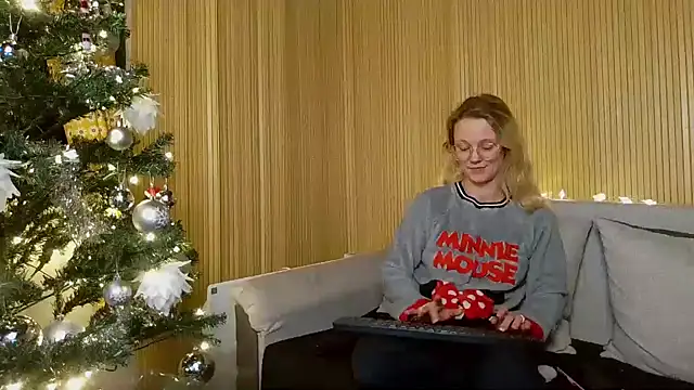 Snapshot of little-leni chatting on 6, 12, 2024 little-leni online show from 6, 12, 2024