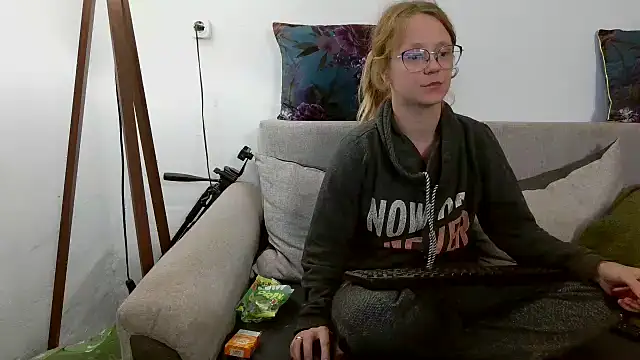 Snapshot of little-leni chatting on 1, 10, 2025 little-leni online show from 1, 10, 2025