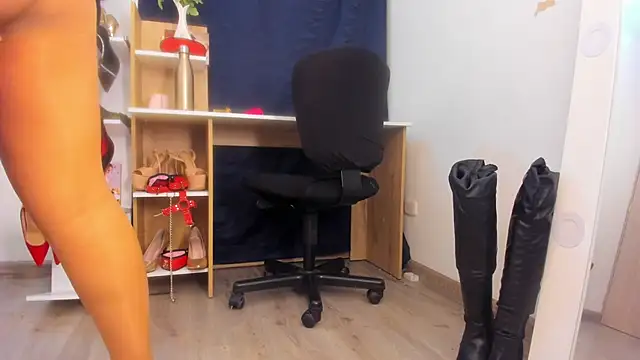 MIss Kendall  online show from 14, 11, 2025