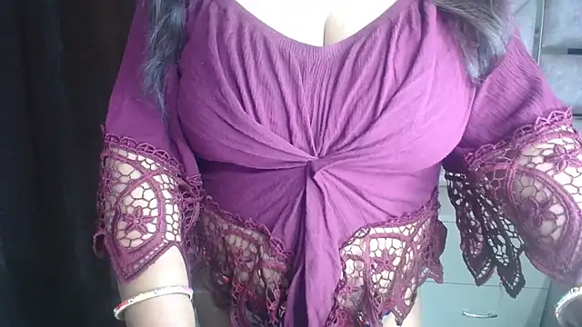 Shanvi  online show from 3, 11, 2025