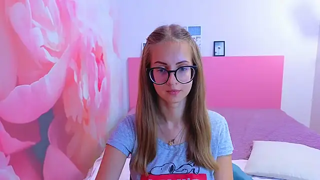 Snapshot of AliceAdams chatting on 13, 9, 2025 AliceAdams online show from 13, 9, 2025