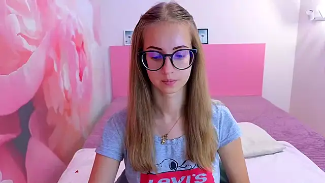 Snapshot of AliceAdams chatting on 19, 9, 2025 AliceAdams online show from 19, 9, 2025